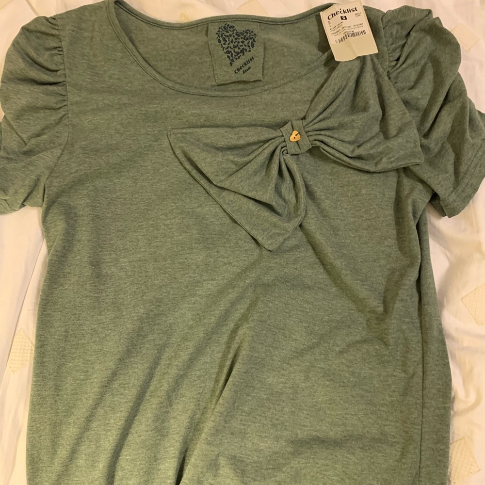 Super cute bow shirt